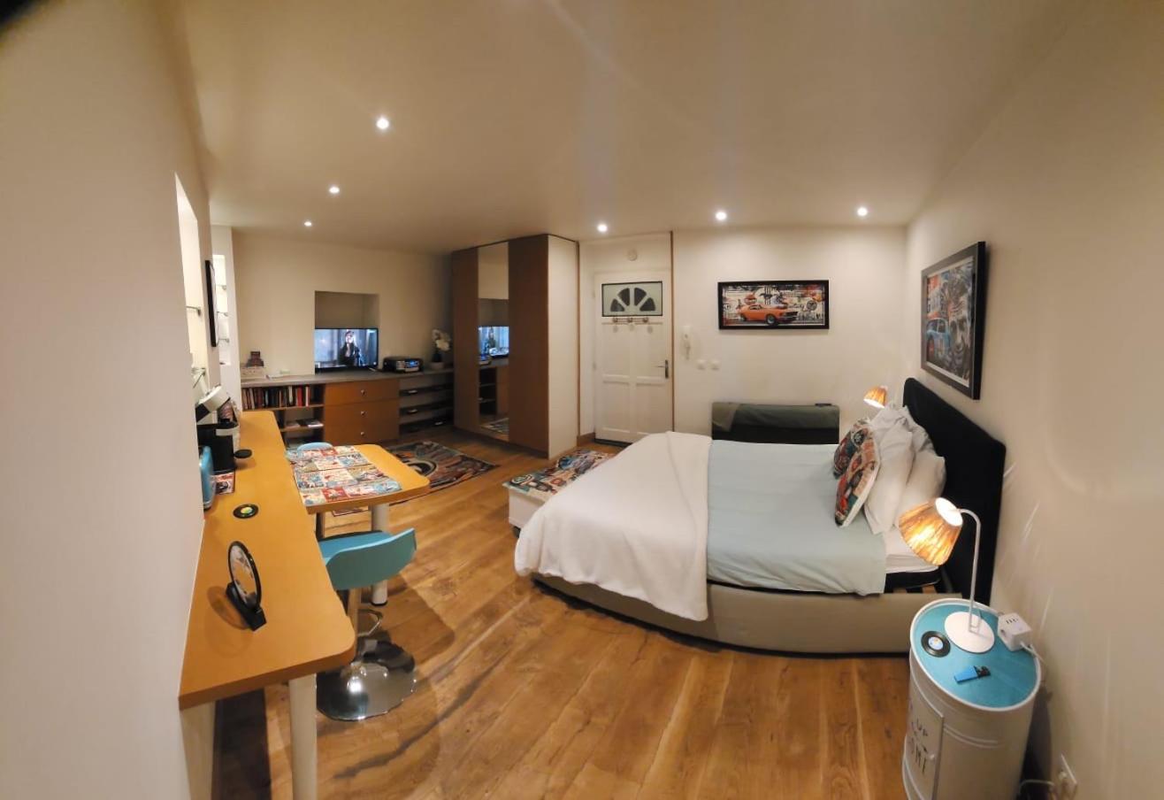 Apartment Highly Recommended Steps From The